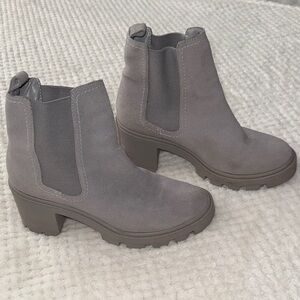✨ EUC Splendid Gray Suede Chelsea Ankle Boots – Women’s Size 7 ✨